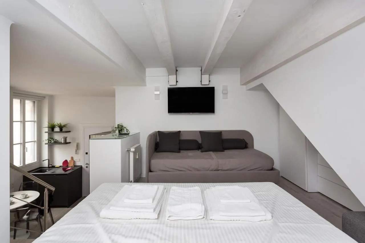 Nest For 2 In Milan Fashion District Via S Cecilia Apartment